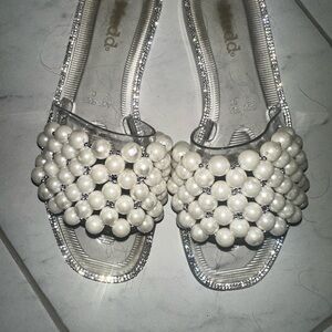Mudd pearl and rhinestone slides size 8